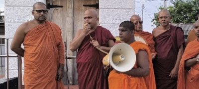 சிவலிங்கம் வைக்க எதிர்ப்பு தெரிவித்து பௌத்த தேரர்கள் ஆர்ப்பாட்டம்!