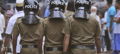அரச ஊழியர் ஒருவரின் முகம் சுழிக்கவைக்கும் செயல் !