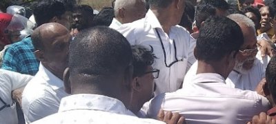 போராட்டக்காரர்கள் மீது தாக்குதல் மேற்கொண்ட அமைச்சர்!