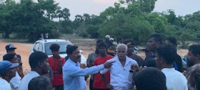வீதியை மூடி வேலி அடைத்த தனியார் நிறுவனம் - போராட்டத்தில் குதித்துள்ள மீனவர்கள்!