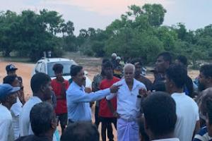 வீதியை மூடி வேலி அடைத்த தனியார் நிறுவனம் - போராட்டத்தில் குதித்துள்ள மீனவர்கள்!