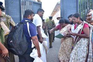 மன்னாரில் வாக்கு எண்ணும் நிலையம் நோக்கி பலத்த பாதுகாப்புடன் எடுத்து வரப்படும் வாக்குப் பெட்டிகள்.