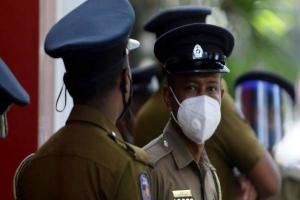 யாழில் தனது கழுத்தை தானே அறுத்துக் கொண்ட இளம் குடும்பப் பெண்