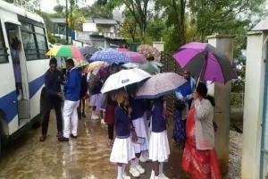 மழையை பொருட்படுத்தாமல் ஆர்வத்துடன் பரீட்சைக்கு சென்ற மாணவர்கள்