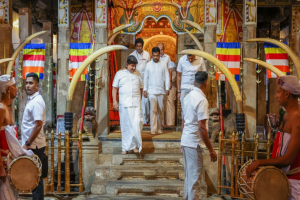 இலங்கை ஜனாதிபதி வரலாற்று சிறப்புமிக்க கண்டி ஸ்ரீ தளதா மாளிகையில் வழிபாடு