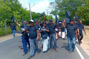 பலாலியில் காணிகளை விடுவிக்கக் கோரி கறுப்பாடை அணிந்து மக்கள் போராட்டம்!
