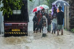 சீரற்ற வானிலை - 500 குடும்பங்கள் இடப்பெயர்வு