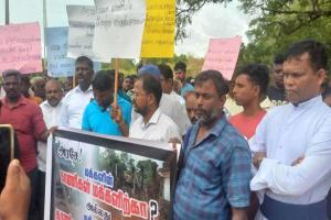 யாழ் வசாவிளானில் காணிகளை விடுவிக்கக் கோரி போராட்டம்: இராணுவத்திடம் மனுவும் கையளிப்பு!